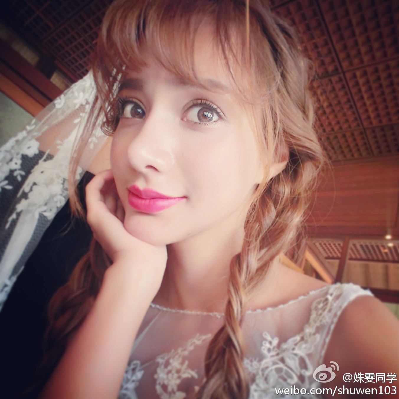 Shu Wen, a Chinese Russian mixed blood student of Fu Normal University, became popular and took photos in private